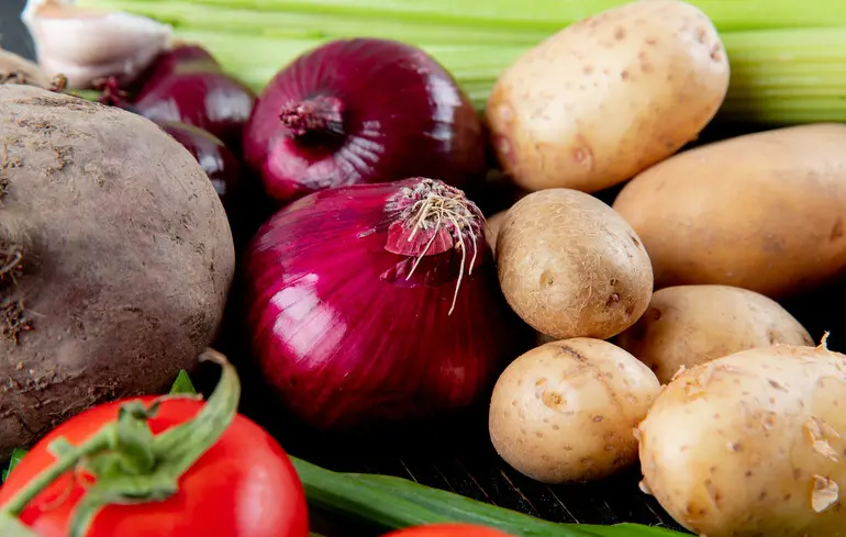 У 2026 році в Україні відбулися зміни в цінах на огірки, помідори, цибулю, крупи, яблука, горіхи, банани та хліб. Яка вартість цих основних продуктів – новини України. 1