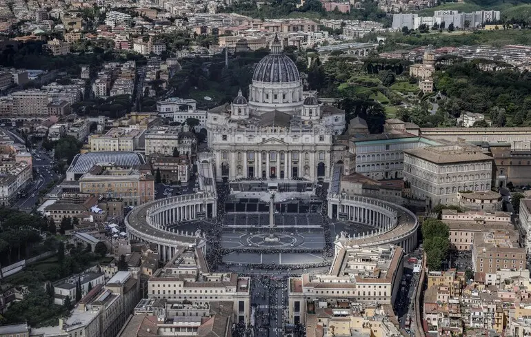 У базиліці Святого Петра відбудеться меса, яка транслюватиметься 60 мовами. Штучний інтелект Lara забезпечить цю можливість через QR-код. 1