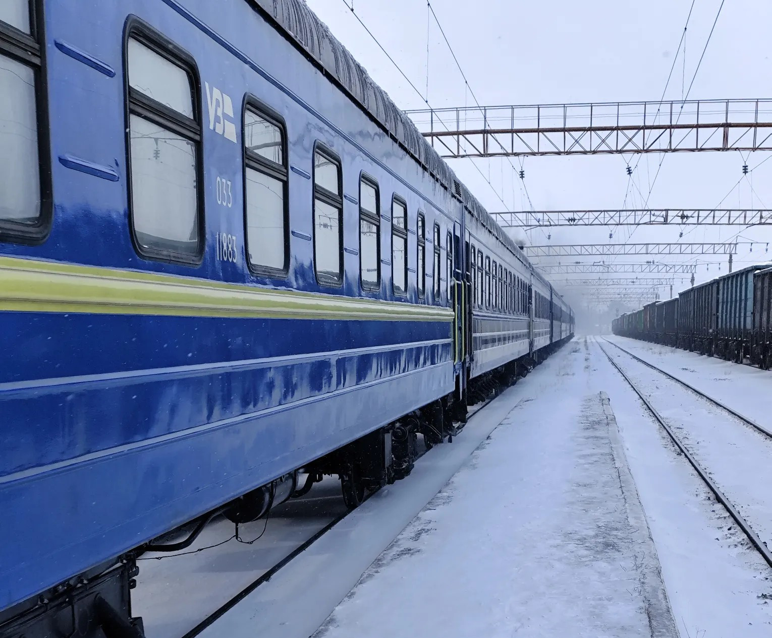 У Харківській області сталася атака з боку Російської Федерації на цивільний потяг, внаслідок чого виникла пожежа. 1