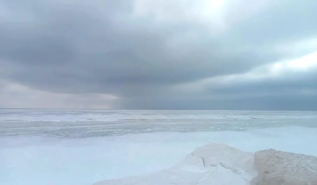 У Кирилівці море замерзло більше ніж на 200 метрів від берега (відео)