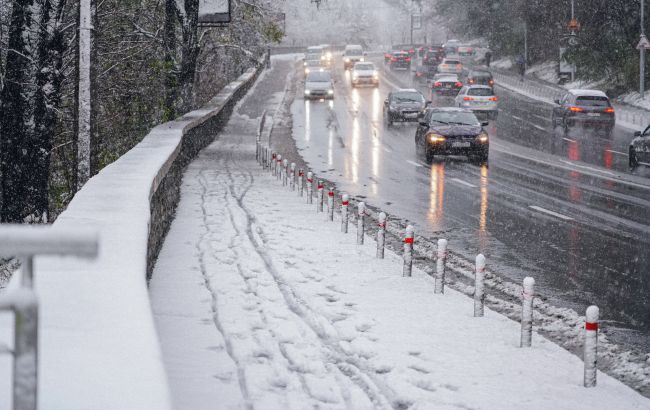 У Києві на дорогах очікується сильна ожеледиця: водіям та пішоходам дали поради 1