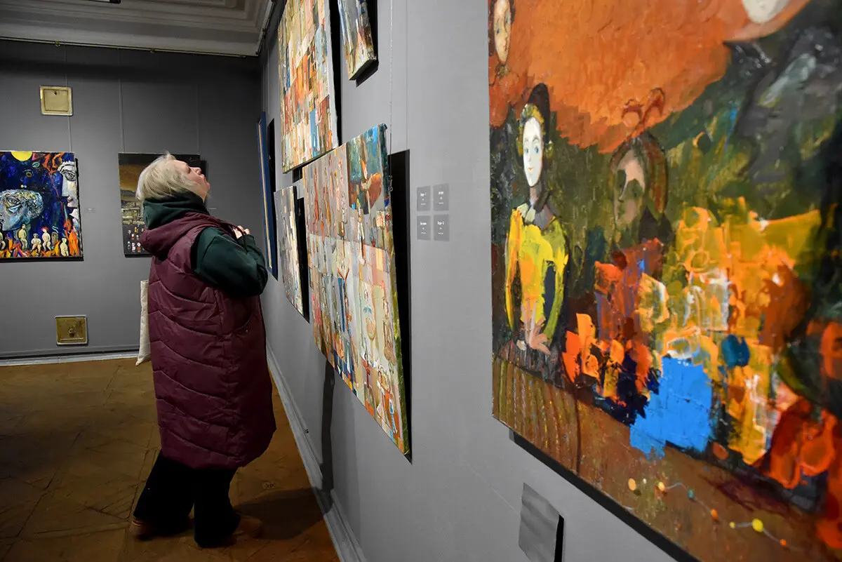 У Київській картинній галереї відкрилась виставка Люди художника Темо Свірелі 2