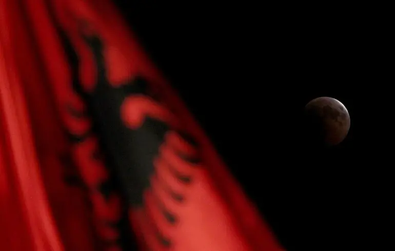 У Тірані, столиці Албанії, відбулися зіткнення внаслідок протестів проти корупції в уряді. 1