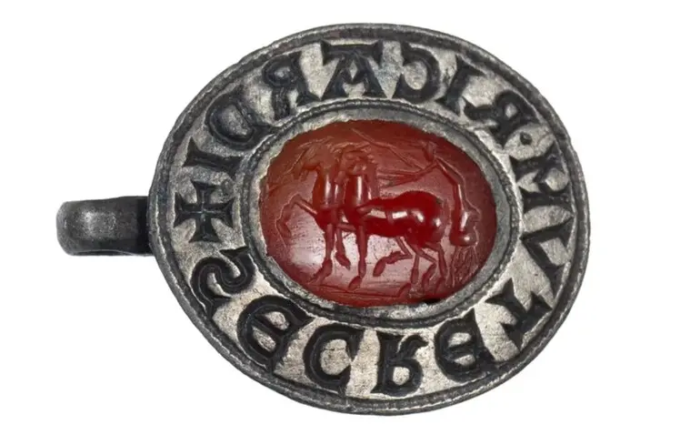 У Великій Британії виявили перстень з давньоримським коштовним каменем. 1