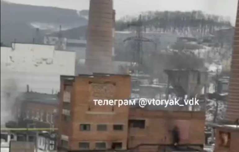 У Владивостоці сталася пожежа на теплоелектроцентралі, внаслідок чого жителі залишилися без електропостачання. Відеоматеріали з місця події. 1