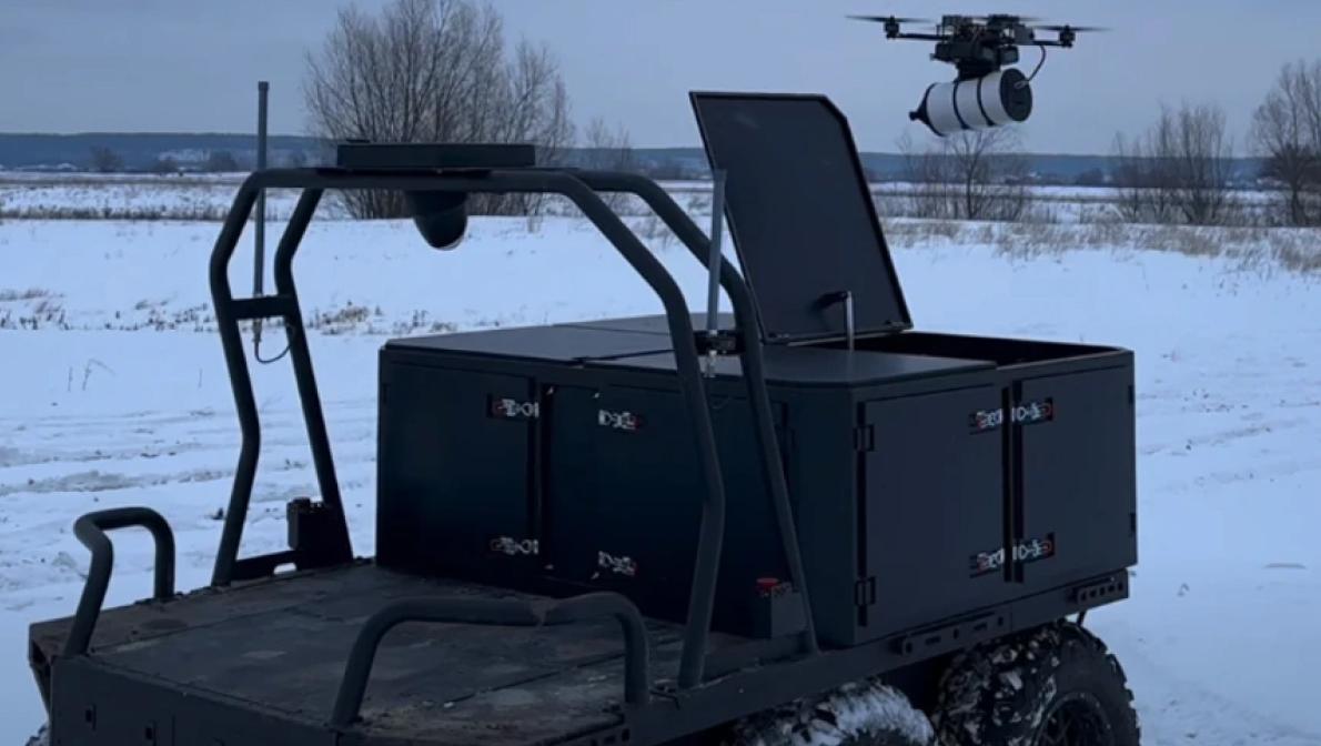 Український наземний робот здатний запускати FPV-дрони поблизу лінії фронту: BI отримав інформацію про це. 1 Український наземний робот може запускати FPV-дрони біля лінії фронту: BI дізнався деталі