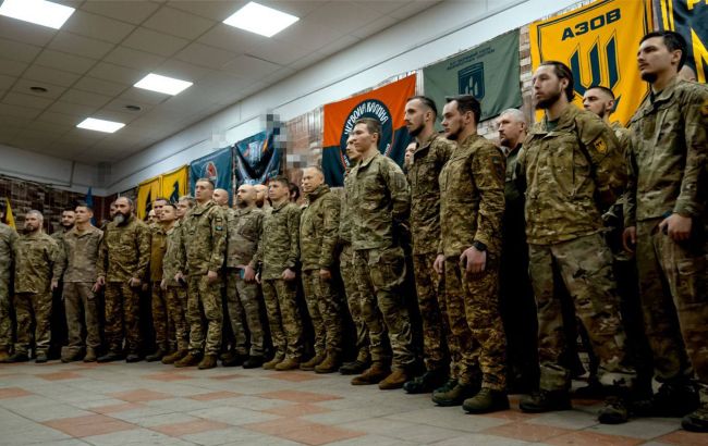 "Ви - приклад для наслідування". Сирський на Східному напрямку нагородив військових 1