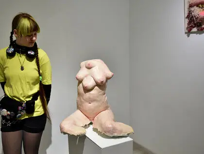 Виставка "Вразливе місце" - у Києві презентували гіперреалістичні скульптури Поліни Вербицької - фото 6