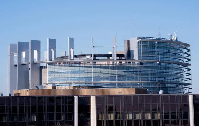 Європейський парламент ухвалив рішення про надання Україні кредиту в розмірі 90 мільярдів євро. 1