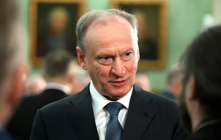 Європейський Союз намагається завадити проходженню російських суден, на що Росія надала свою реакцію. 1