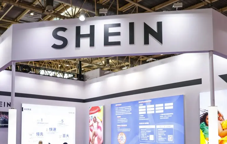 Європейський Союз проводить розслідування щодо компанії Shein, яка підозрюється у реалізації незаконних товарів та використанні запозиченого дизайну. 1