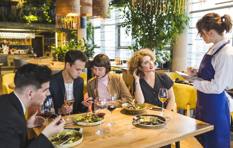 Закриття ресторанів відбувається внаслідок зменшення кількості відвідувачів. 1