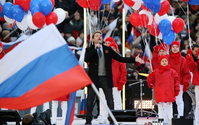 Замість мікрофонів - автомати: як в окупованому Донецьку школярів готують до війни 1