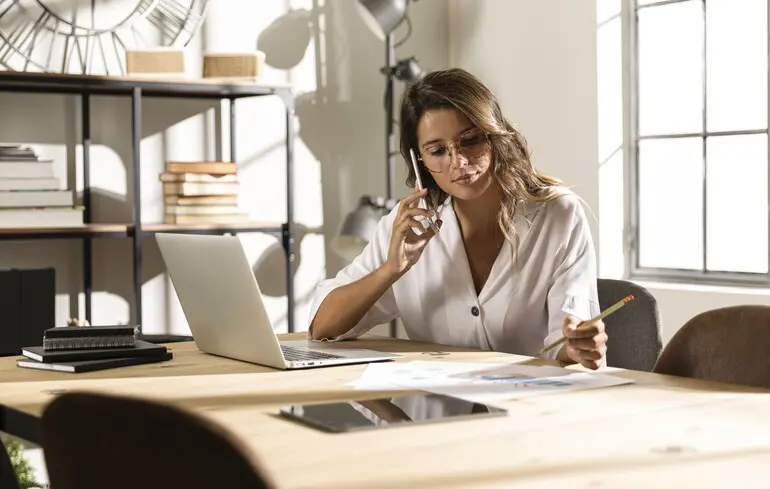 Жінки стикаються з підвищеним ризиком втрати робочих місць через впровадження штучного інтелекту, особливо в галузях технологій та фінансів. 1