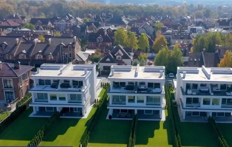 Андрій Сахаров з видання Інсайдер має бронювання в Службі безпеки України та володіє майном на суму 500 тисяч доларів. 1