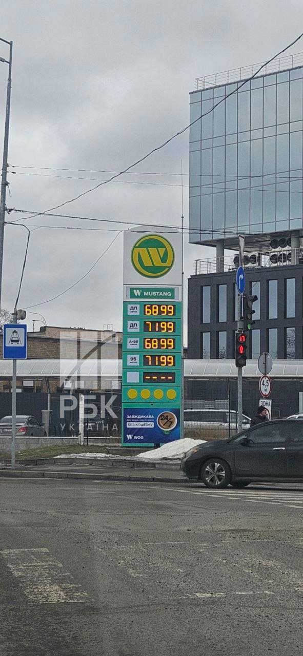 Бензин уже по 72 грн: чому підскочили ціни на АЗС та що буде далі Бензин уже по 72 грн: чому підскочили ціни на АЗС та що буде далі 3
