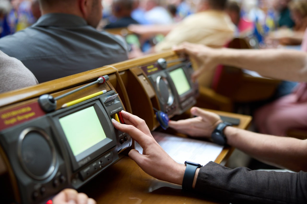 Статус PEP на довічній основі функціонує як презумпція провини. 1