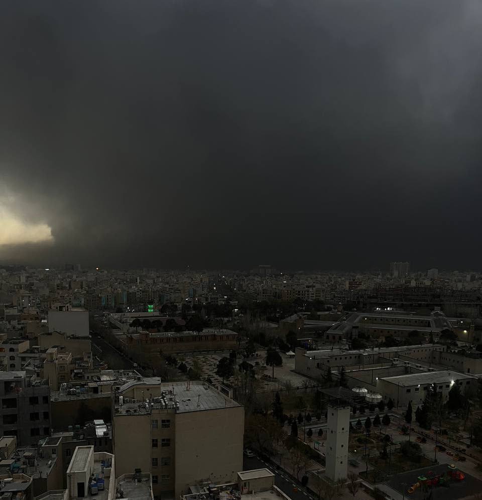 Чорний дощ у Тегерані: атака Ізраїлю на нафтосховища - світові новини. Чорний дощ у Тегерані: атака Ізраїлю на нафтосховища - світові новини. 2