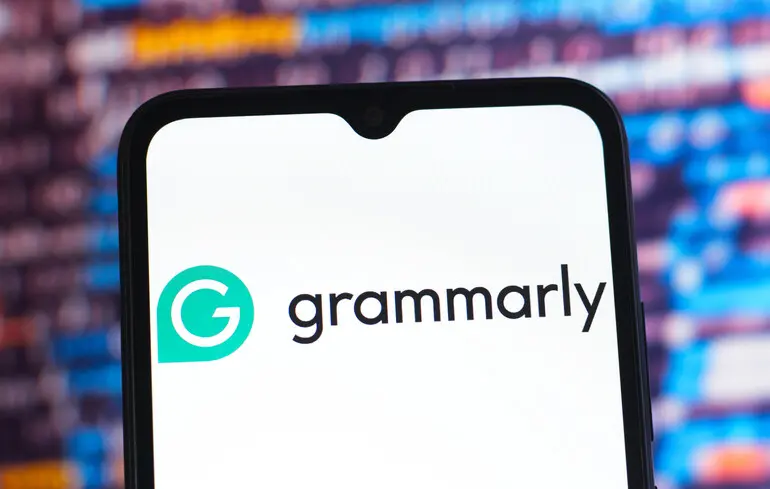 Grammarly відключила можливість імітації голосів відомих особистостей. Штучний інтелект говорив у манері Стівена Кінга та Карла Сагана. 1