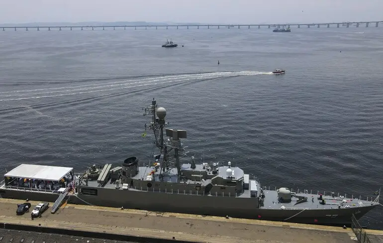 Іранський військовий корабель потонув поблизу Шрі-Ланки. Ймовірною причиною інциденту вважається атака підводного човна, про що свідчить відеозапис з місця події. 1