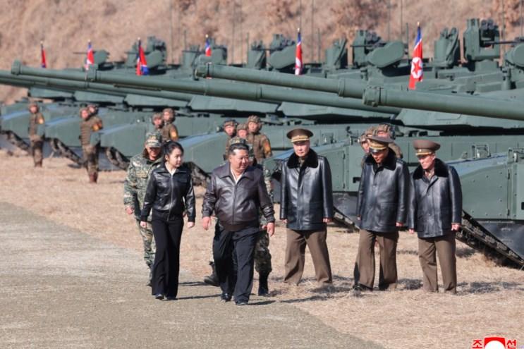 Кім Чен Ин показав новий танк зі "стовідсотковим" захистом від дронів (фото)