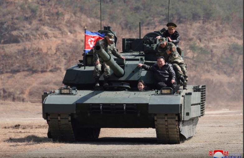 Кім Чен Ин показав новий танк зі "стовідсотковим" захистом від дронів (фото)