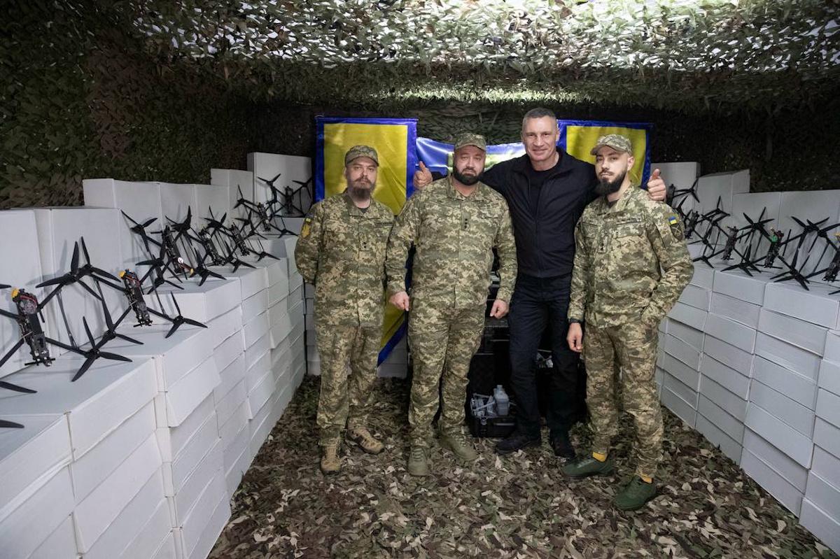 Кличко передав військовослужбовцям 225 штурмового полку 3100 безпілотних літальних апаратів різних моделей від громади Києва. 1 Кличко передав бійцям 225 штурмового полку 3100 БПЛА різних типів від громади Києва