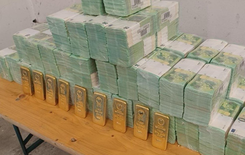 Кому могли бути призначені кілограмові злитки золота, які були вилучені в Угорщині? 1