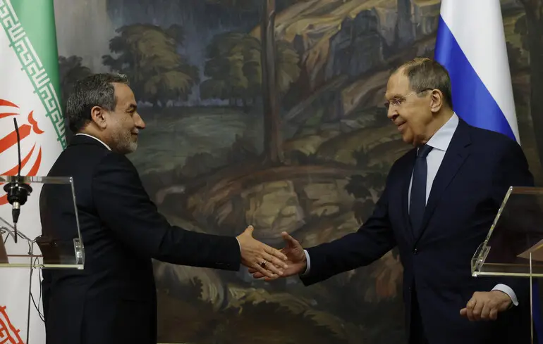 Конфлікт в Україні позначився на ситуації в Ірані та матиме суттєві наслідки для глобальної спільноти, згідно з аналізом видання The Telegraph. 1