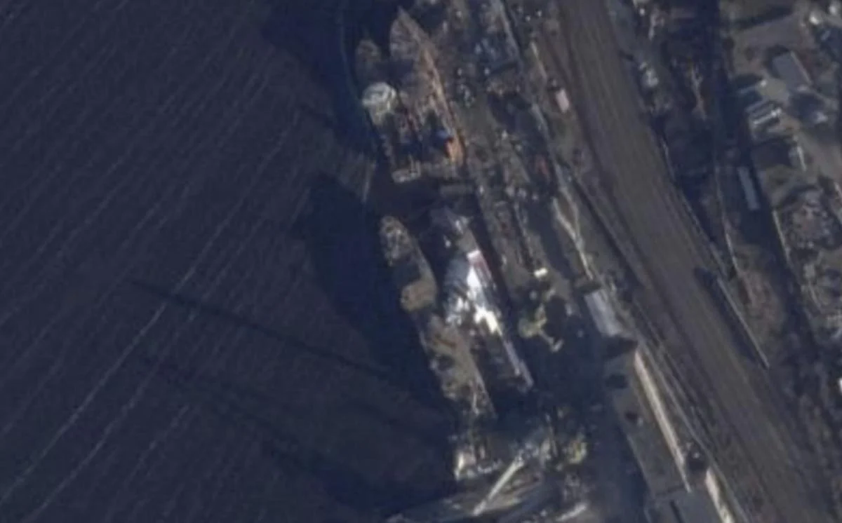 З'явився новий кадр "бойового криголама" російських військ, який зазнав атаки з боку України, майже затонув. 1 Майже затонув: з'явився новий знімок "бойового криголама" росіян, який атакувала Україна