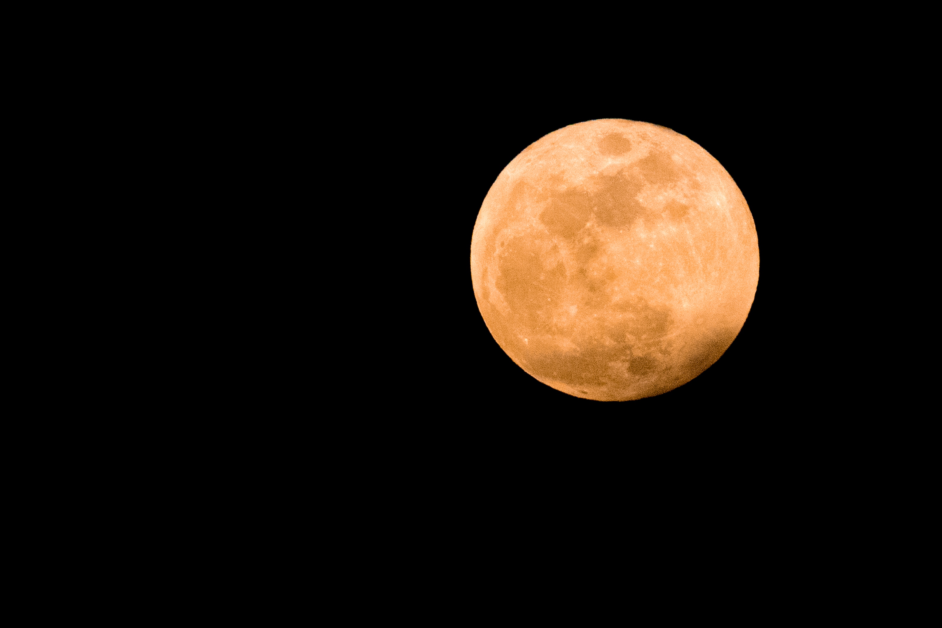 Місячне затемнення 2026 року - як виглядав "Черв'ячний місяць" у різних країнах - світлини. 16