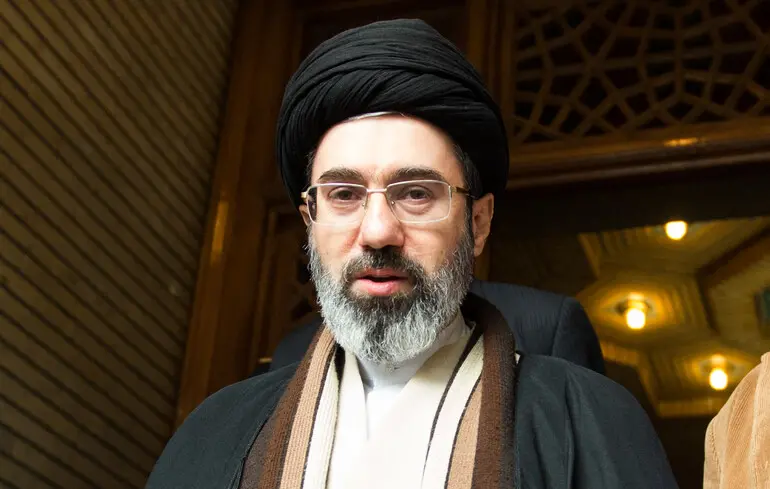 Моджтаба Хаменеї – особа, яка привертає увагу в Ірані. Він є сином нинішнього верховного лідера країни, аятоли Алі Хаменеї. Моджтаба активно займається політичною діяльністю та має вплив у релігійних колах. Його роль у суспільстві та політиці Ірану викликає інтерес, оскільки він може стати важливою фігурою в майбутньому. Інформація про його діяльність та погляди продовжує з'являтися в медіа, що свідчить про зростаючу значущість його особи в іранському контексті. 1