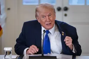 Моджтаба Хаменеї – особа, яка привертає увагу в Ірані. Він є сином нинішнього верховного лідера країни, аятоли Алі Хаменеї. Моджтаба активно займається політичною діяльністю та має вплив у релігійних колах. Його роль у суспільстві та політиці Ірану викликає інтерес, оскільки він може стати важливою фігурою в майбутньому. Інформація про його діяльність та погляди продовжує з'являтися в медіа, що свідчить про зростаючу значущість його особи в іранському контексті. 2