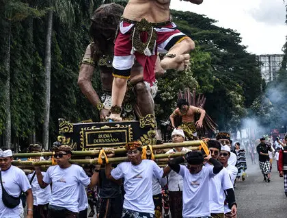 На Балі під час святкування Ньєпі відбувається спалення великих демонів напередодні Дня тиші - фото. 7