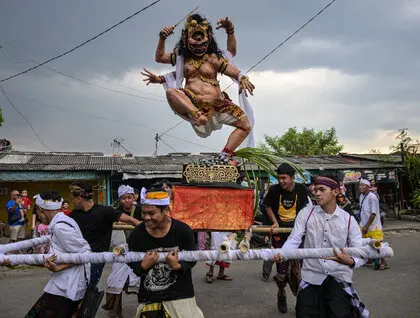 На Балі під час святкування Ньєпі відбувається спалення великих демонів напередодні Дня тиші - фото. 6