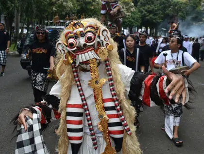 На Балі під час святкування Ньєпі відбувається спалення великих демонів напередодні Дня тиші - фото. 3