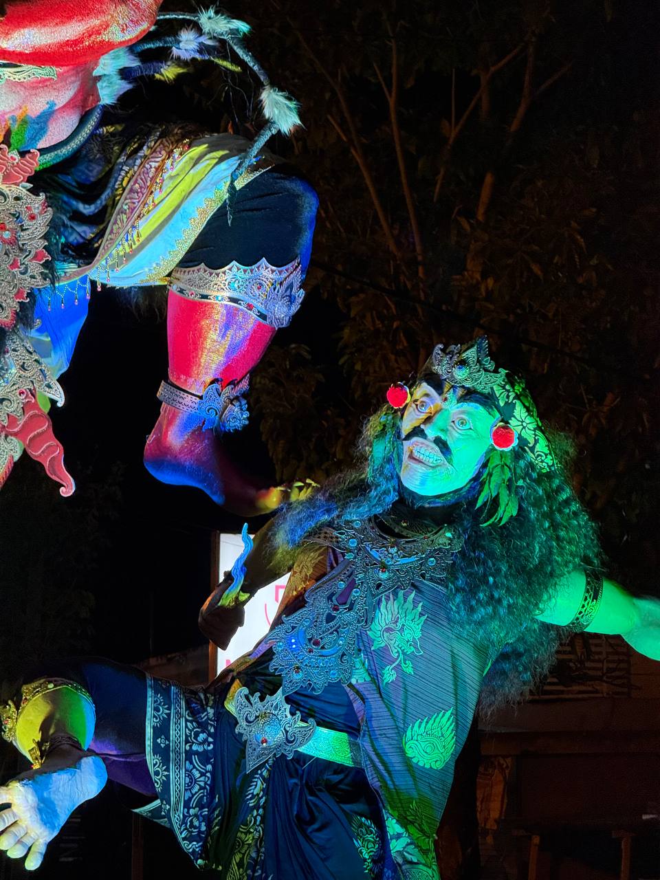 На Балі під час святкування Ньєпі відбувається спалення великих демонів напередодні Дня тиші - фото. 15