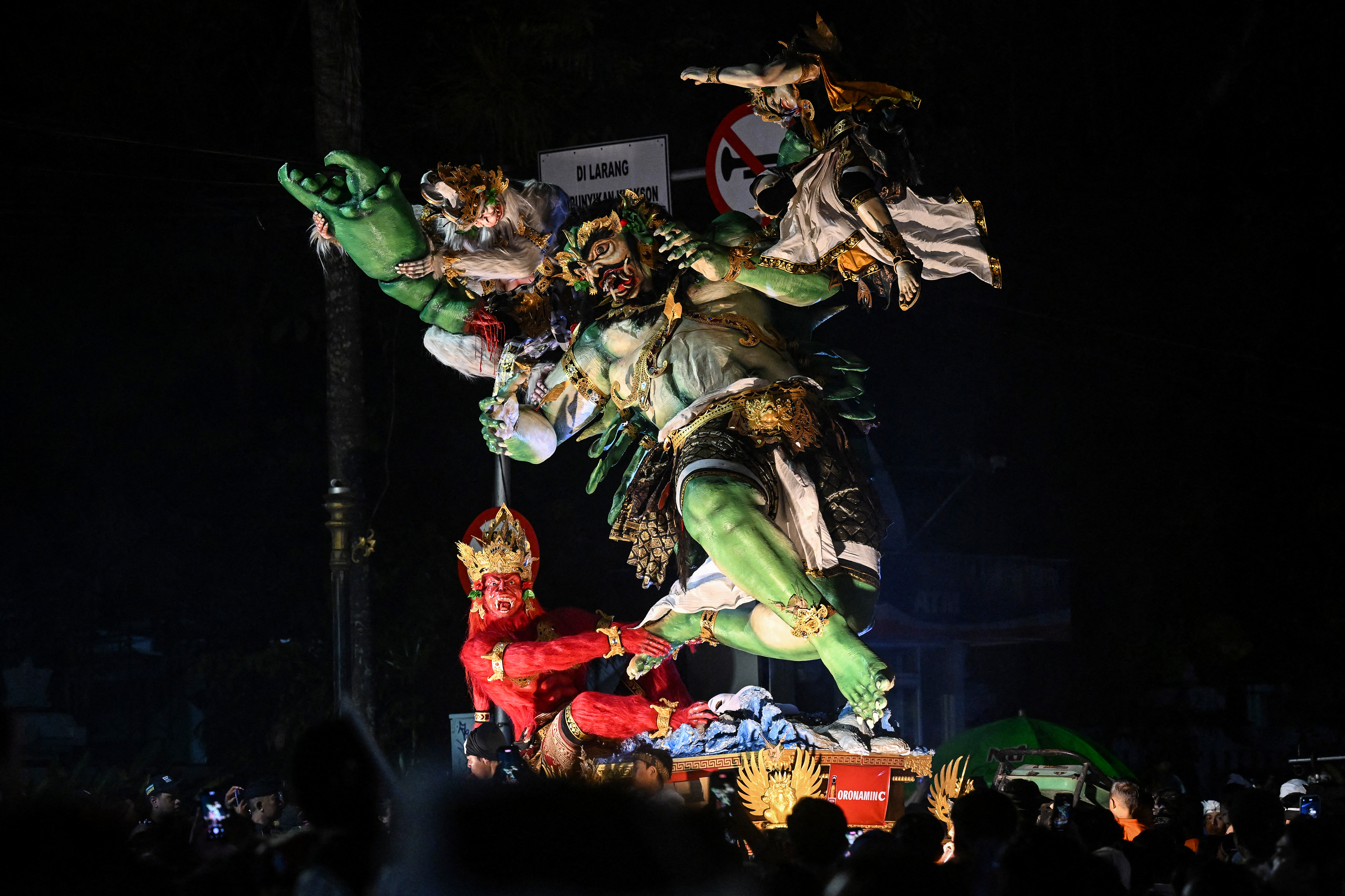 На Балі під час святкування Ньєпі відбувається спалення великих демонів напередодні Дня тиші - фото. 18