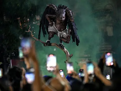 На Балі під час святкування Ньєпі відбувається спалення великих демонів напередодні Дня тиші - фото. 1