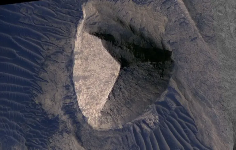 На Марсі розташована піраміда, відома як тетраедр Кандор. Ця структура викликає інтерес у дослідників завдяки своїй унікальній формі та розташуванню. Фотографії цієї піраміди демонструють її особливості та контекст, в якому вона знаходиться. 1