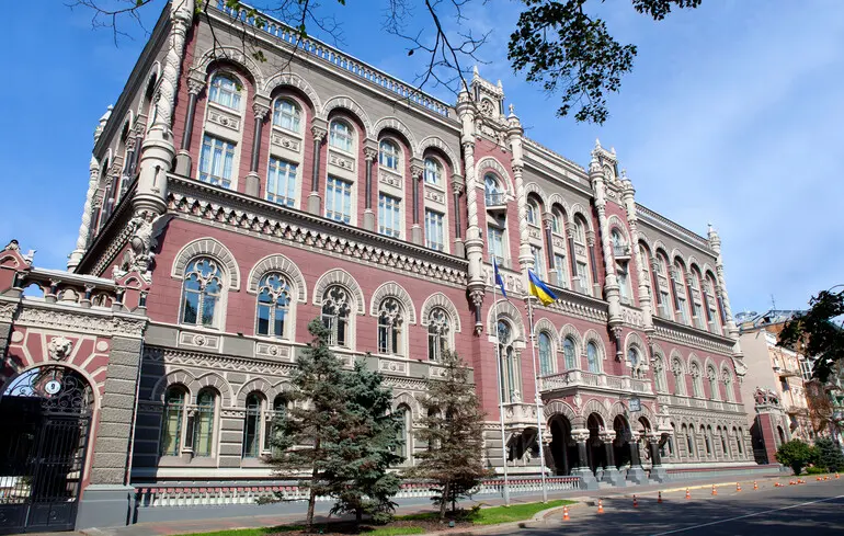 Національний банк зберіг облікову ставку на попередньому рівні, проте висловив застереження щодо можливих змін у своїй політиці. 1