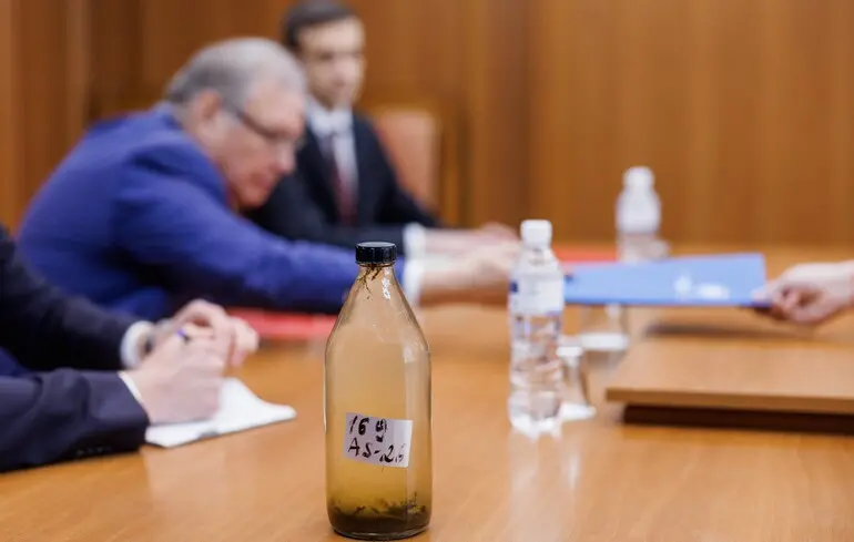 Обстріл Дністровської ГЕС: Молдова передала Росії пляшку з забрудненою водою з річки Дністер - фото - новини України. 1