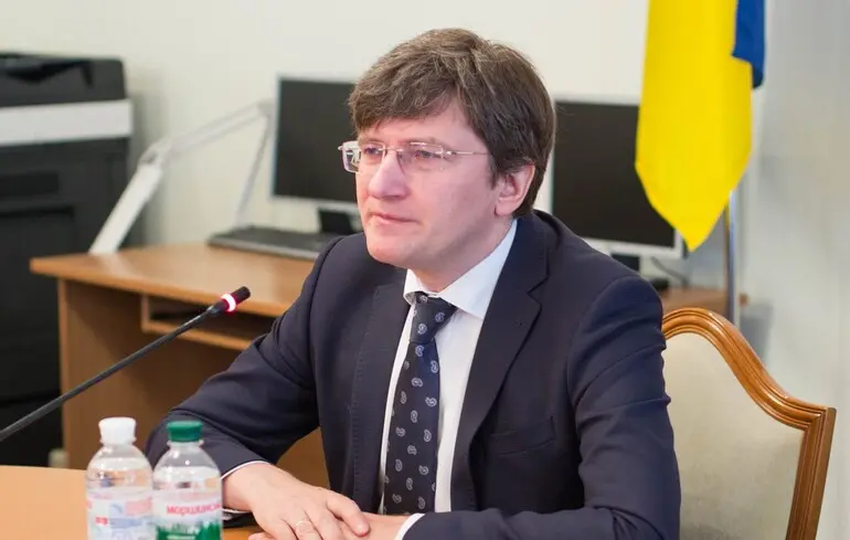 Партія "Слуга народу" має можливість сформувати коаліцію єдності, проте Зеленський виступає проти цього. 1