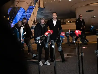 Передача двох українських військовополонених Угорщині - Сійярто опублікував їхнє зображення. 1