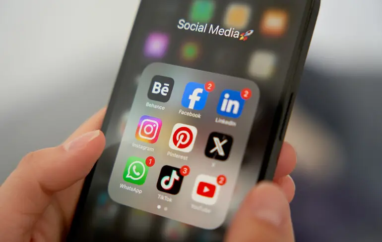 Перевірка віку в соціальних мережах викликає занепокоєння серед науковців – 405 дослідників закликали уряди не поспішати з впровадженням таких заходів. 1