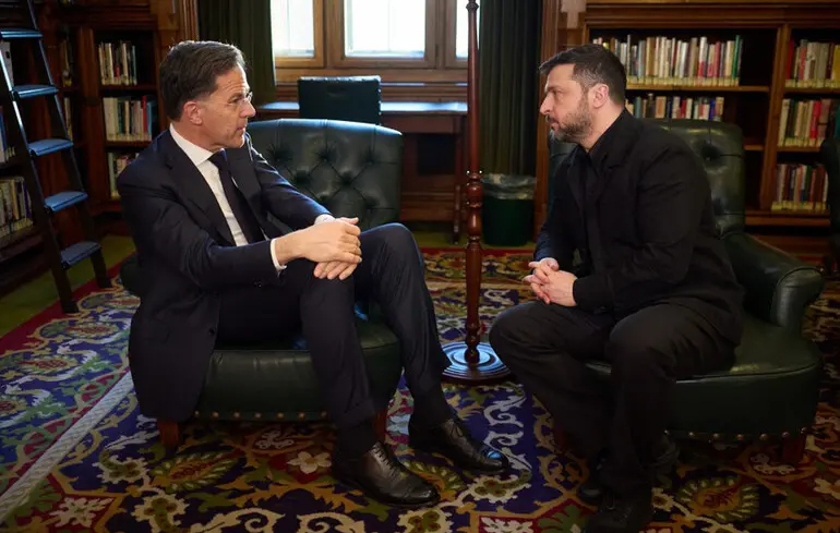 Президент України Володимир Зеленський провів зустріч з генеральним секретарем НАТО, обговорюючи питання санкцій та систем протиповітряної оборони. 1