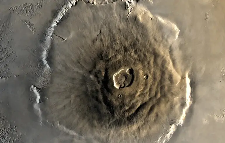 Причиною прискорення обертання Марса є прихована вулканічна активність, яка впливає на швидкість обертання планети. 1