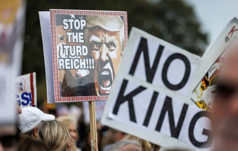 Протести в Сполучених Штатах проти Дональда Трампа під гаслом "No Kings" охоплять усі 50 штатів. Протести в Сполучених Штатах проти Дональда Трампа під гаслом "No Kings" охоплять усі 50 штатів. 1