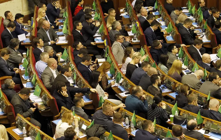 Протягом чотирьох років партія "Слуга народу" не змогла прийняти жодного рішення самостійно - що це означає? 1