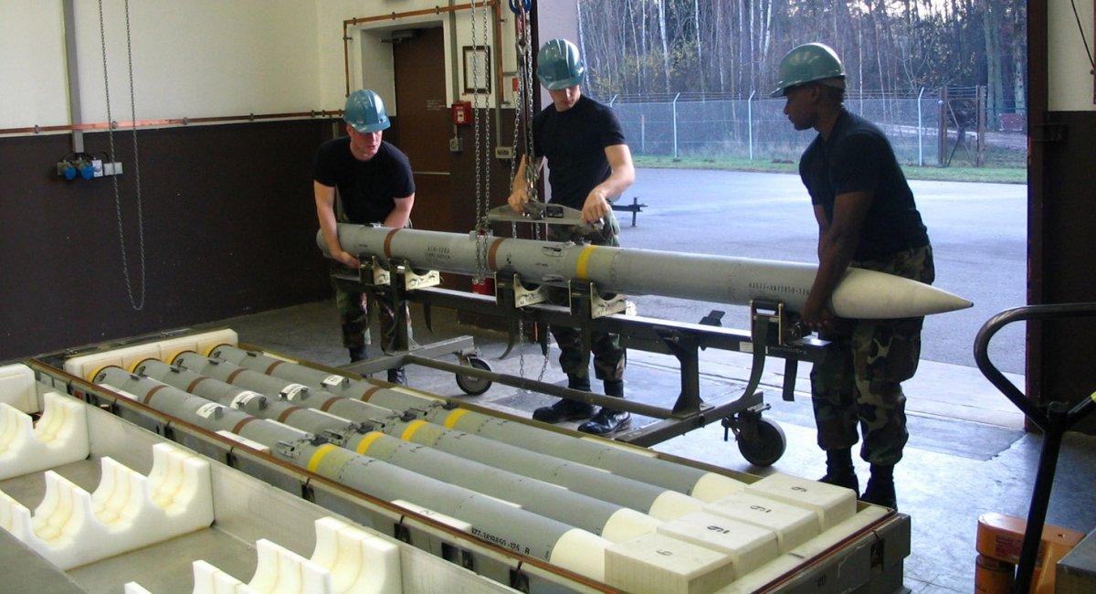 Виробництво ракет для літаків F-16 відбуватиметься в Європейському Союзі, що має велике значення для захисту України, зазначають фахівці. 1 Ракети для F-16 вироблятимуть в ЄС і це дуже важливо для оборони України, - експерти